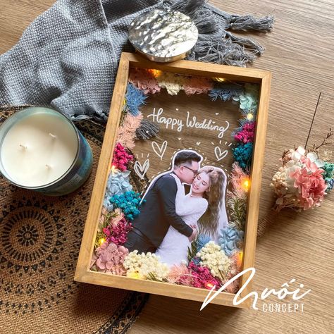 Why customized dried flower photo frame?   ★ Keep memories with beautiful natural flowers ★ Dried flowers doesn't need to be taken care of (recommend not putting under the sunlight so it will be faded) ★ With personal photos, texts and flower colors  get UNIQUE and IMPRESSIVE gifts for any occasions ----------------------- Special Gift for customization: Wedding, Anniversary, Birthday, Graduation, Farewell, Holiday, Event or for Home Decoration, Family, Friend, Love One or even Yourself... ♥️ ----------------------- PROCESS 1. Facebook/Etsy Text or send email to muoiconcept@gmail.com with these information ★ PICTURE FILE you want to print ★ DRIED FLOWER COLOR (mix 1 or 2 colors: Red, Orange, Yellow, Green, Blue, Turquoise, Purple, Pink, Brown, White)? ★ TEXT (Quotes, Name, Date...)? 2. Aft Gift Ideas For Best Friend Wedding, Unique Picture Frame Ideas, Flower Photo Frame, Photo Frame Wedding, Engagement Frames, Photo Embroidery, Wedding Photo Frame, Unique Picture Frames, Box Frame Art