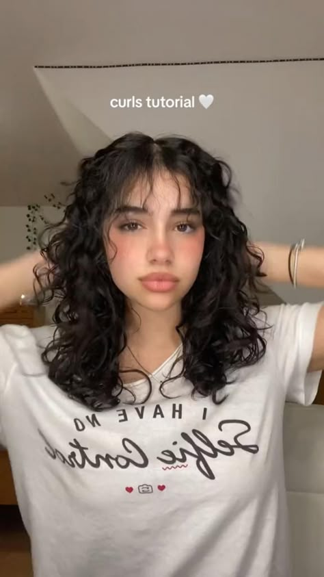 Curly hair, Curls tutorial, Curly, Hair Tutorial  Original video: @laauraa053 on tiktok Hair Curls Tutorial, Tiktok Hairstyles, Curls Tutorial, Wavy Hair Care, Curly Hair Care Routine, Curly Hair Tutorial, Hair Curls, Curly Hair Routine, Hair Routine