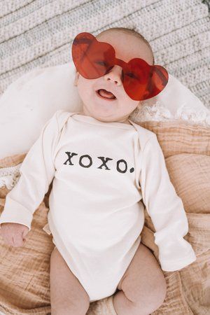 Baby Valentines Outfit, Valentines Onesie, Red Accessories, Cute Shirt Designs, Mommy Blog, Red Baby, Valentines Outfits, Mom Blog, Baby Leggings