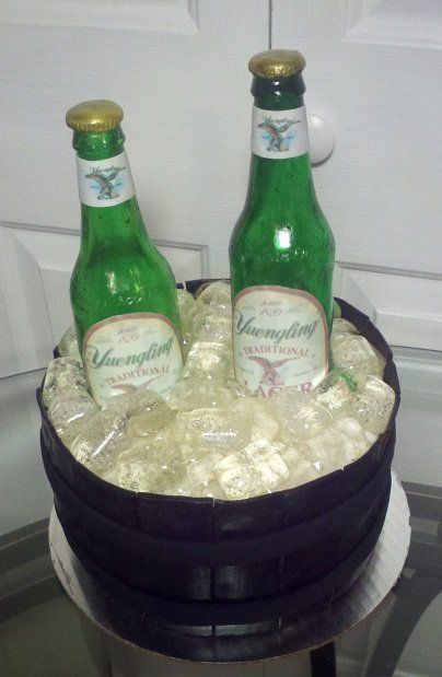 groom cake Heineken Beer Cake, Heineken Cake, Beer Bucket Cake, Beer Bottle Cake, Cake Design For Men, Alcohol Cake, Bottle Cake, Beer Bucket, Beer Cake