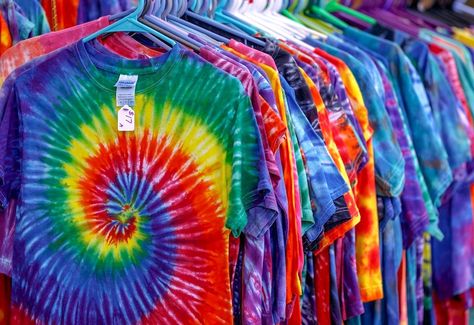 The Best Tie-Dye Color Combinations - Ultimate Guide - The Creative Folk Tie Dye Color Combinations, Tie Dye Shirt Outfit, Cool Tie Dye Designs, Diy Tie Dye Designs, Diy Screen Printing, Tie Dye Crafts, How To Tie Dye, Good Color Combinations, Tie Dye Diy