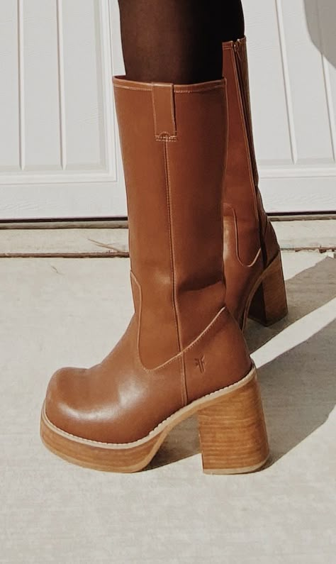 Retro Fitted Brown Boots, Vintage Platform Boots, 90s Chunky Boots, Vintage Brown Boots For Fall, Chunky Boots Outfits, 70s Brown Boots, Brown 70s Platform Boots, 90s Brown Platform Boots, Brown Platform Boots