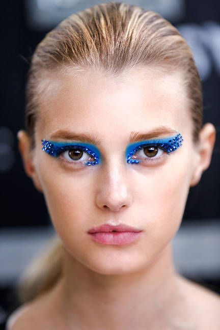 Pat McGrath Greatest Runway Hits - Makeup Artist Pat McGrath Best Looks - ELLE Makeup Runway, Carnaval Make-up, Editorial Make-up, Catwalk Makeup, Beautiful Halloween Makeup, Make Up Diy, Fantasy Make-up, Pat Mcgrath Makeup, Halloween Make-up Looks