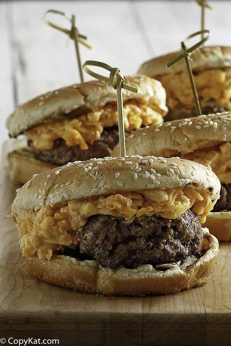 Pimento Cheese Burgers Pimento Cheese Burger, Whole30 Recipes Lunch, Burger Homemade, Cheese Melting, Burger Grill, Homemade Pimento Cheese, Juicy Hamburgers, Cheese Burgers, Pimento Cheese Recipes