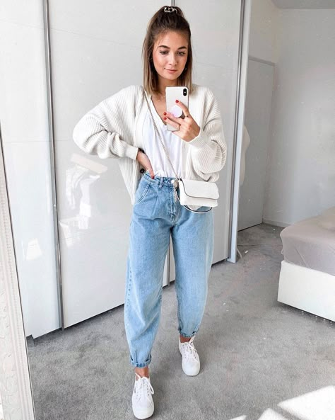 Elise on Instagram: “#slouchy 👖👵🏼” Smart Casual Look Women, Slouchy Jeans Outfit, Slouchy Outfit, Mom Jeans Outfit Winter, Outfits Con Jeans, Slouchy Pants, Jeans Outfit Winter, Slouchy Jeans, Mom Jeans Outfit