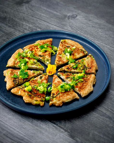 Keto Chinese Scallion Pancakes. This is our keto version of the traditional Chinese Scallion Pancakes. It's rich in protein and fiber and it's the perfect recipe if you're on a keto diet. The fresh scallion, the extra-virgin olive oil and the crispy consistency are absolutely AMAZING! Keto Scallion Pancakes, Keto Korean Pancake, Korean Scallion Pancake, Veg Keto, Korean Pancake Recipe, Chinese Scallion Pancakes, Keto Chinese, Scallion Pancakes Chinese, Pancakes On A Stick