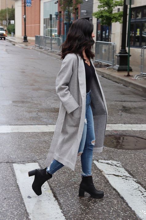 8d420fa35754d1f1c19969c88780314ddesc44540997ri Light Grey Coat Outfit, Grey Coat Outfit Winter, Coat Outfit Winter, Grey Coat Outfit, Coat Outfit Casual, Winter Coat Outfits, Cold Fashion, Coat Outfit, Grey Outfit