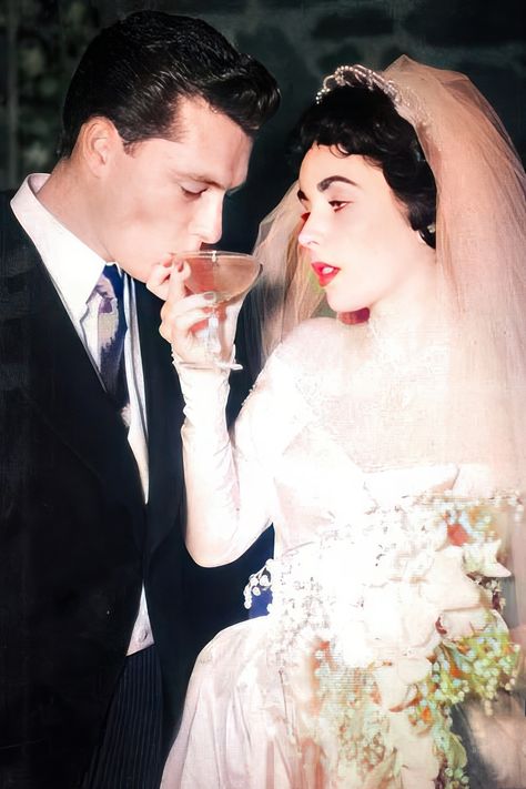 Elizabeth Taylor, 18 yo, weds her first husband Conrad Hilton Jr.; May 6, 1950. Elizabeth Taylor Style, Edward Wilding, Famous Brides, Taylor Wedding, Hollywood Wedding, Nicky Hilton, Liz Taylor, Violet Eyes, Vintage Brides