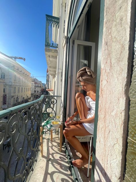 Lisbon Aesthetic Outfits, Summer In Lisbon, Living In Portugal Aesthetic, Spain Life Aesthetic, Portugal Girl Aesthetic, Living In Barcelona Aesthetic, Lisbon Portugal Aesthetic Outfits, Portuguese Summer Aesthetic, Portugal Picture Ideas