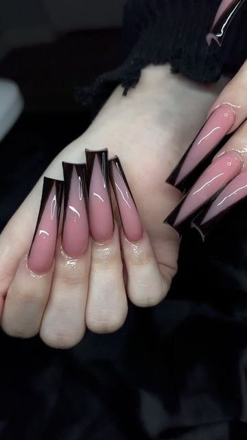 V Shaped Acrylic Nails, Long V Tip Nails, Long French Tip Nails With Design, Black And Pink Nails Ideas, Long Baddie Nails, V French Tip Nails, Instagram Baddie Acrylic Nails, Long French Tip Nails, Baddie Lifestyle