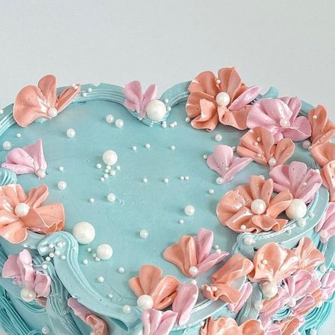 Blue Vintage Cake, Falling Petals, Blue Cakes, Orange Cake, Vintage Cake, Blue Vintage, Flower Cake, Beautiful Summer, Ocean Blue