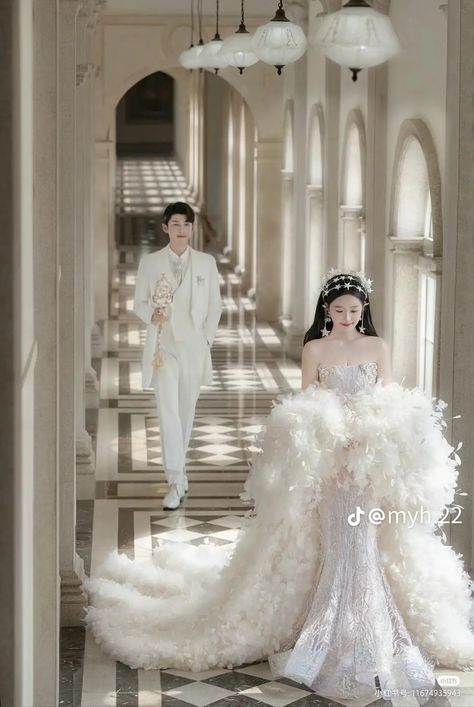 Korean Pic, Korean Bride, Pic Beautiful, Groom Wedding Dress, Foto Wedding, Couple Wedding Dress, Wedding Dresses Cinderella, Classy Couple, Winter Wedding Decorations