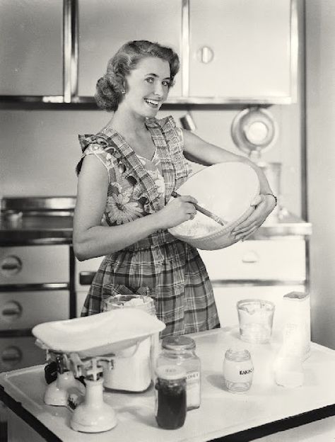 Woman In The Kitchen, Couples Vintage, 50s Housewife, 1950s Housewife, Stepford Wife, Vintage Housewife, Happy Housewife, Hammacher Schlemmer, Retro Housewife