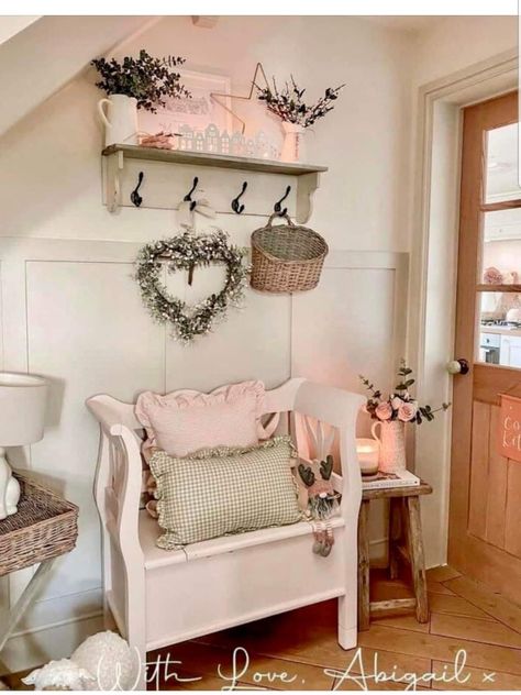 Shabby Chic Hallway, Hall Ways Ideas, Cottage Entryway, Spring Home Decor Ideas, Rustic Entryway Table, French Country Farmhouse Decor, Home Decor Spring, Cosy Cottage, Estilo Shabby Chic