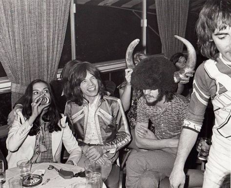 Keith Moon And John Entwistle, Keith Moon John Entwistle, Pete Townshend Cute, Mick Jagger Wife, Pete Townshend 60s, Rock Band Photos, Mick Jagger Children, Rolling Stones Band, Moves Like Jagger