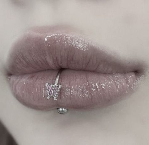 Central Labret, Middle Lip Piercing, Labret Piercing Ring, Lips Piercing, Lower Lip Piercing, Lip Piercing Labret, Different Types Of Piercings, Labret Lip Piercing, Vertical Labret Piercing