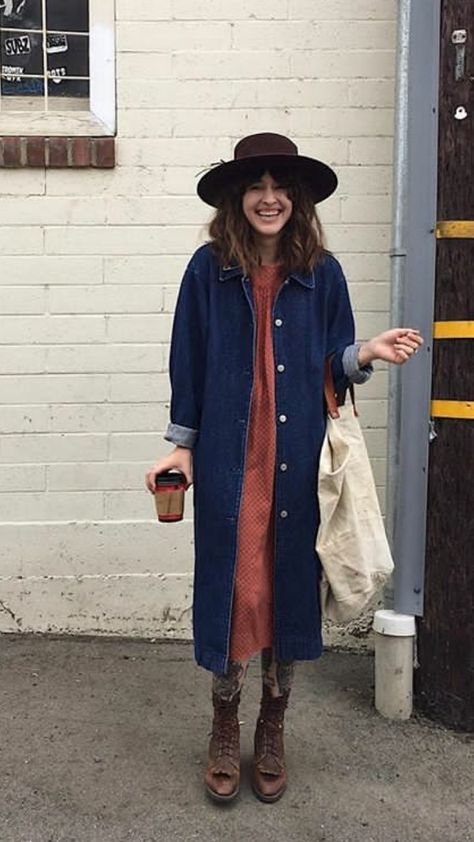 Long Denim Coat Outfit, Denim Duster Outfits, German Style Fashion, Sherpa Denim Jacket Outfit, Long Denim Jacket Outfit, Denim Coat Outfit, Jacket Over Dress, Duster Outfit, Long Denim Coat