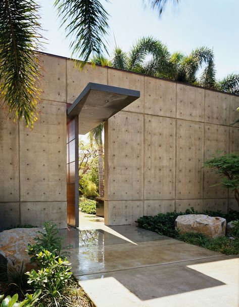 Ocean House in Hawaii by Olson Kundig Architects Entrance Roof, Luxury Entrance, Villa Landscape, Tor Design, Covered Walkway, Bali House, Modern Entrance, Modern Entryway, Hawaii Homes