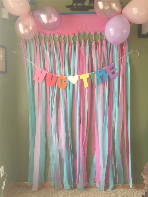 "Hug Time" photo backdrop for Trolls Party! Hug Time, Poppy Birthday, Trolls Party, Princess Poppy, Trolls Birthday Party, Troll Party, Third Birthday Party, Party Wall, Plastic Table