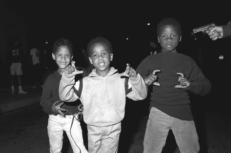 Incredible Photos Show LA’s Notorious Crips Gangsters Posing With Drugs And Guns In The 90s 80 Cartoons, Gang Culture, Trap House, 90s Cartoons, Gangsta Rap, Celebrity Style Red Carpet, Thug Life, African American History, San Pedro