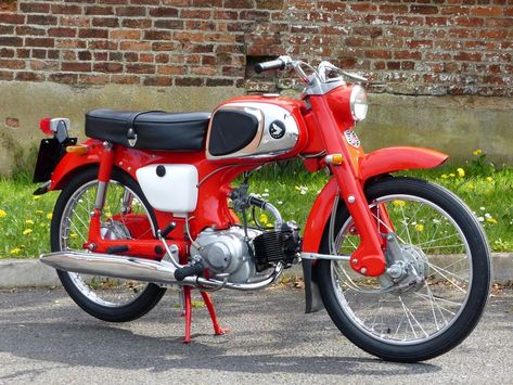 Old Honda Motorcycles, Classic Honda Motorcycles, Honda 50, Custom Bikes Cafe Racers, Vintage Honda Motorcycles, Trike Bicycle, Honda Super Cub, Honda Cub, Motorcycle Trailer