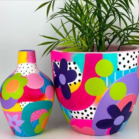 Wonderland Design Co. Flower Pot Color Ideas, Paint Flower Pots Ideas, Easy Pot Painting Ideas, Pot Painting Ideas Easy, Vase Painting Ideas, Abstract Wall Art Living Room, Kids Art Studio, Flower Pot Art, Painted Plant Pots