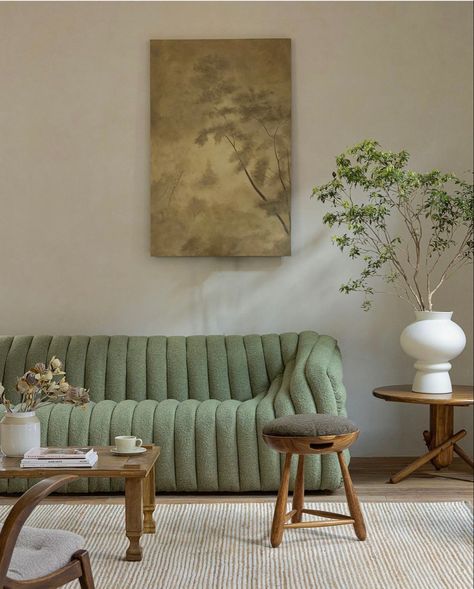 Green Couch Decor, Home Office With Sofa, Living Room Design Green, Living Room Inspiration Cozy, Green Couch Living Room, Sofa Cozy, Green Sofa Living Room, Cozy Interior Design, Accent Sofa