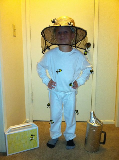 A cute little Bee Keeper! Bees from Pom poms and pipe cleaner, honeycomb from a… Honeybee Costume Diy, Diy Bee Keeper Costume, Bee Keeper Costume, Bee Keeper Outfit, Bee Costume Diy, Beekeeper Costume, Do It Yourself Costumes, Oatmeal Canister, Halloween Dress Up Ideas