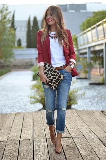 Ripped jeans, chic blazer, statement necklace, + a BOLD envelope clutch = Classic Style Perfection. // Helena Cueva #escherpe Chic Blazer, Blazer Outfit, Boyfriend Jean, Mode Casual, Anna Wintour, Red Blazer, Blazer Outfits, 가을 패션, Fashion Mode