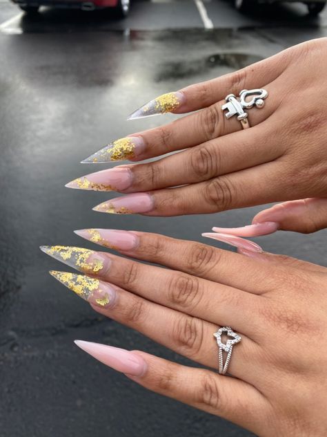 Gold Nails Stiletto, Nails Ideas Stiletto, Stiletto Nails Gold, Gold Stilletos Nails, White And Gold Stiletto Nails, Gold French Tip Stilleto Nails, Yellow Stiletto Nails, Staleto Nails, Nails Long Feuille D’or