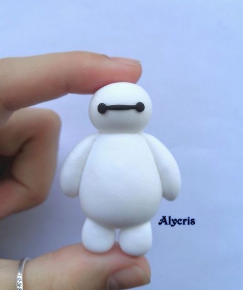 Baymax Polymer Clay, Baymax Clay Diy, Disney Clay Sculpture, Cute Easy Polymer Clay Ideas, Cool Things To Make With Clay Easy, Cute Clay Stuff To Make, Easy Little Clay Ideas, Easy Things To Do With Clay, Easy Sculpey Clay Ideas