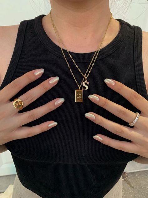 Nails Doughnut Glaze, Hailey Bieber Doughnut Nails, Glazed Doughnut Nails Hailey, Nail And Jewelry Aesthetic, Gold Hailey Bieber Nails, Glazed Doughnut Nails Short, Pearl Nails Gold, Glazed Gold Nails, Gold Glazed Nails