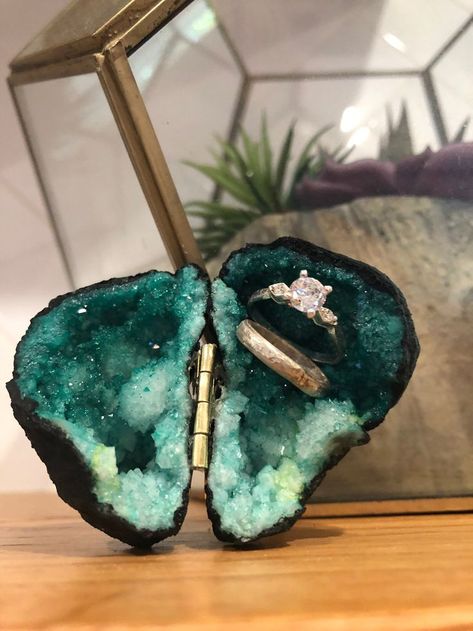 Geode Ring Box, Green Geode, Crystal Engagement Rings, Geode Ring, Proposal Ring Box, Cool Wedding Rings, Engagement Ring Box, Jewelry Wedding Rings, Proposal Engagement