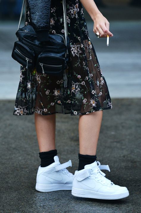 air force Air Force 1 Mid Outfit, Tommy Ton, Celebrity Style Icons, Air Force 1 Mid, Fashion Autumn, Dope Fashion, Street Style Chic, Fashion Images, Street Style Looks