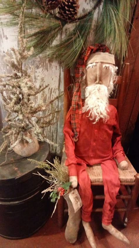 The Pumpkin Queen, Primitive Christmas Crafts, Primitive Country Christmas, Primitive Christmas Decorating, Primitive Doll Patterns, Pumpkin Queen, Santa Ideas, Primitive Santa, Santa And His Reindeer