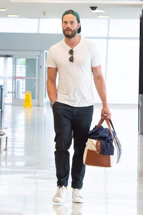 Mens Airport Style, Airport Outfit Men, Chinos Men Outfit, Fan Pic, Airport Outfit Summer, Airport Outfit Celebrity, Jfk Airport, La Outfits, Vans Outfit