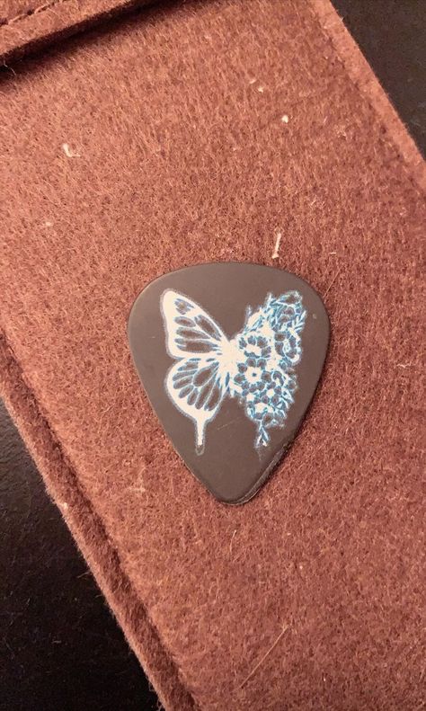 Guitar Pick Art, Shawn Mendes Guitar, Cool Guitar Picks, Music Tutorials, Guitar Obsession, Guitar Pics, Guitar Painting, Cool Electric Guitars, Music Items