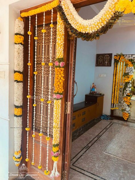 haldidecor#yellowtheme#weddingdecoration#receptiondecoration#pellikuthurudecor#pellikodukudecor#konguweddings#kongubrides#floraldecor#dreamdaydesigners Nilavu Malai Design, Main Gate Decoration For Diwali, Door Flower Decoration, Pastel Wedding Decorations, Puja Decor, Pooja Decor, Home Flower Decor, Artificial Flowers Decor, Haldi Decor