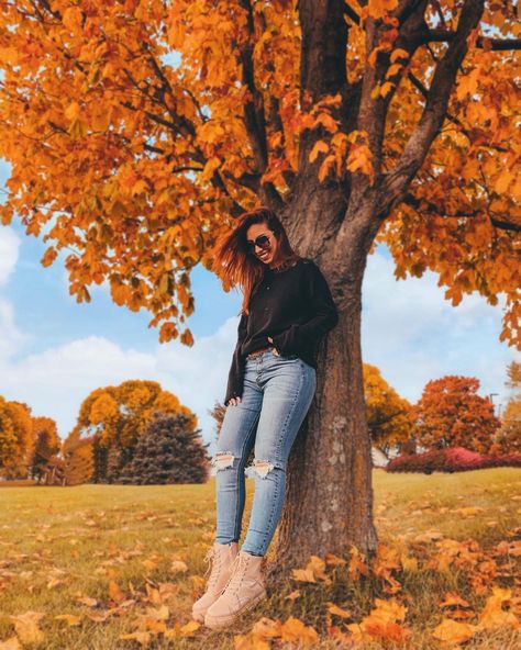 Photoshoot Ideas Fall Outdoor, Autum Poses, Autumn Pics For Instagram, Fall Picture Ideas For Instagram, Cute Fall Poses, Fall Pictures Instagram, Fall Photo Ideas Instagram, Autumn Photo Ideas Instagram, Autumn Photoshoot Outfits