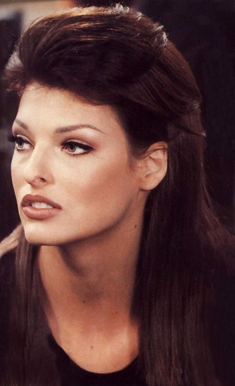 Linda Evangelista's Makeup & Mocha lip. 1990s Makeup, 90’s Makeup, 90s Makeup Look, Fashion Guys, Diy Outfits, 90s Makeup, 90s Supermodels, Helena Christensen, 90s Hairstyles