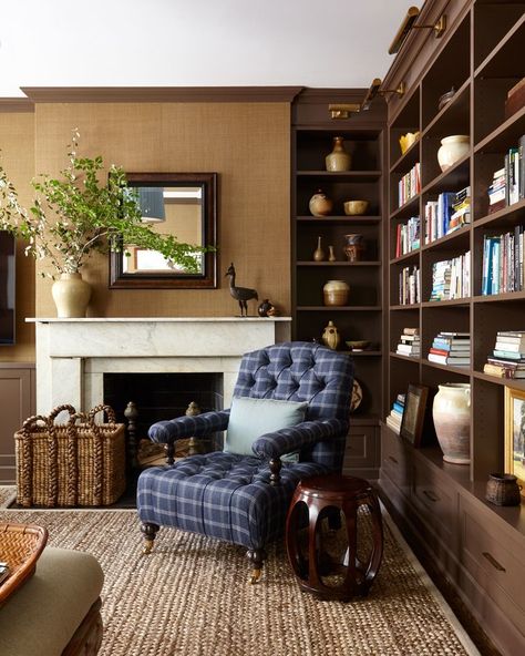 a book-lined library space with a fireplace. Deign by Suzanne and Lauren McGrath, of firm McGrath II Home Library With Fireplace, English Style Decor, Library With Fireplace, House Beautiful Magazine, Brooklyn Brownstone, English Country Decor, Built In Bookcase, Residential Interior Design, Country Style Homes