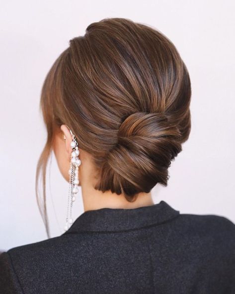 Low Bun Hairstyle for Bridesmaids Bridesmaid Ponytail, Bridesmaid Bun, Bridesmaid Hair Up, Sleek Low Bun, Large Curls, Aliexpress Hair, Cute Hairstyles For School, Classic Updo, Braided Hairdo