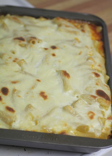 Here's a famous Egyptian dish, its super delicious and easy to do!!  Macarona Bachamel...There is no cheese in it, the white layer is a rich creamy sauce.  The sauce has a hint of spice (cinnamon) not to sweeten it, but it lends a beautiful touch to the beef. Macarona Bechamel, Pasta Beef, Egyptian Recipes, Middle East Food, Boiling Pasta, Middle East Recipes, Foreign Food, Egyptian Food, Bechamel Sauce