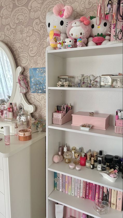 Coquette Shelf, Hijab Organizer, Bookshelves In Bedroom, Tidy Room, Beauty Room Decor, Bedroom Closet Design, Girly Room, Simple Room, Glam Room