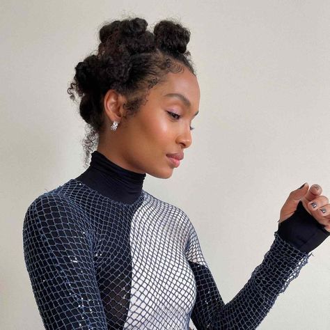 24 Easy, Cute Hairstyles That Will Get You Out the Door in 5 Minutes Flat Yara Shahidi Hairstyles, Bantu Knot Hairstyles, Yara Shahidi, Hair Knot, Bantu Knots, Pelo Afro, Penteado Cabelo Curto, Curly Hairstyles, Afro Hairstyles