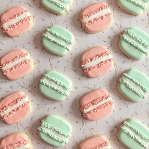 Bonjour To Four, Decorated Birthday Cookies, Macaron Decoration, Galletas Royal Icing, Sugarplum Christmas, Pink Macarons, Christmas Macarons, Royal Cookies, Macaroon Cookies