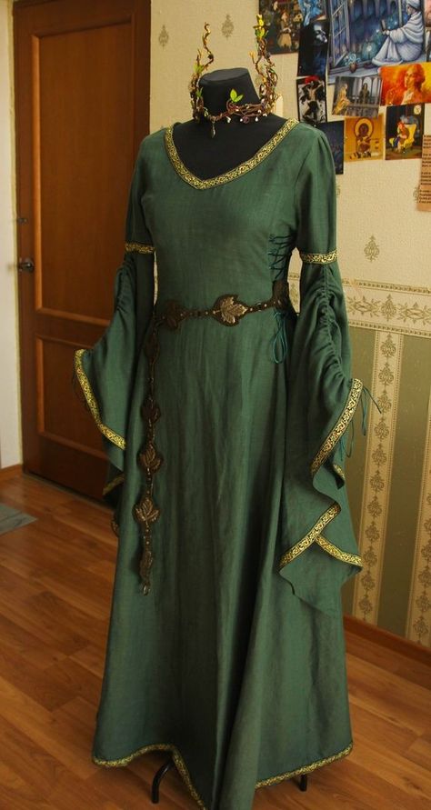 Traditional Irish Dress, Rohan Aesthetic, Historical Irish Clothing, Traditional Irish Clothing, Middle Ages Dress, Ireland Dress, Medieval Outfit, Celtic Dress, Irish Dress