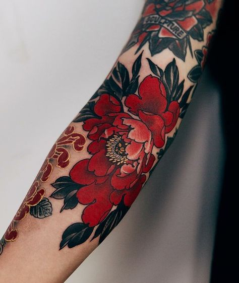 Inspiration Tattoos, Floral Tattoo Sleeve, Geniale Tattoos, Tatuaje A Color, Peonies Tattoo, Red Tattoos, Full Sleeve Tattoos, Up Tattoos, Half Sleeve Tattoo