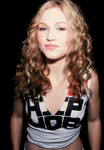 Julia Stiles- Been told by A LOT of people I look like her. Ashita No Nadja, Julia Stiles, Heath Ledger, Tattoo Artist, New Yorker, Serie Tv, Pretty Woman, Curly Hair, Pretty People