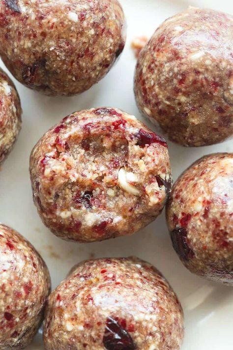 No Bake Cranberry Energy Bites that are whole30 approved, 4 ingredients and 5 minutes! A quick and easy recipe for energy balls! Cranberry Bites, Whole 30 Dessert, Energy Bites Recipes, Easy Protein, Keto Chocolate Chip Cookies, Keto Candy, Protein Packed Snacks, Bites Recipes, Whole 30 Diet